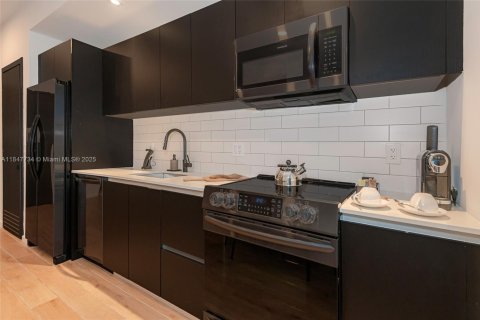 Condo in Miami, Florida, 2 bedrooms  № 1960776 - photo 16