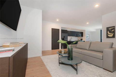 Condo in Miami, Florida, 2 bedrooms  № 1960776 - photo 4
