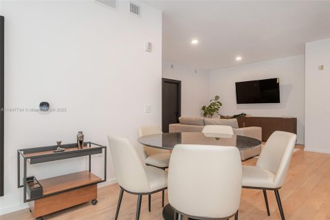 Condo in Miami, Florida, 2 bedrooms  № 1960776 - photo 15