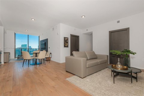 Condo in Miami, Florida, 2 bedrooms  № 1960776 - photo 1