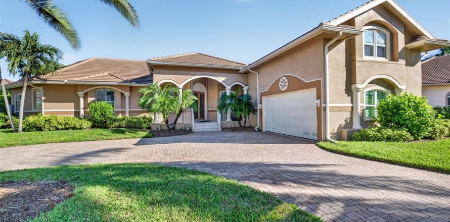 House in Fort Myers, Florida 3 bedrooms, 250.93 sq.m. № 2436685