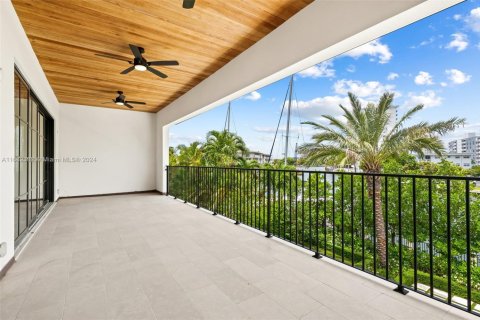 Casa en venta en Hallandale Beach, Florida, 6 dormitorios, 738.39 m2 № 1415373 - foto 23