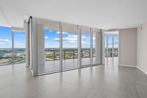 Condominio en venta en Miami, Florida, 4 dormitorios, 291.25 m2 № 1984802 - foto 13