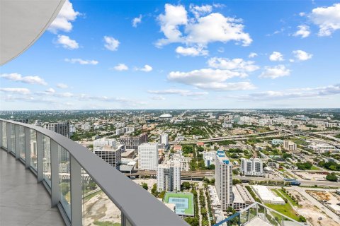 Condominio en venta en Miami, Florida, 4 dormitorios, 291.25 m2 № 1984802 - foto 1