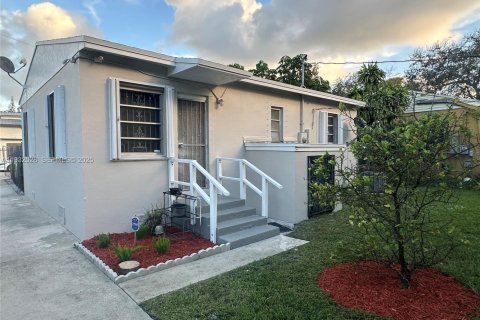 Propiedad comercial en venta en Miami, Florida, 122.63 m2 № 1991506 - foto 1