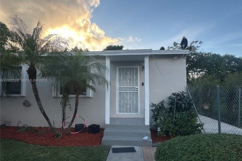 Propiedad comercial en venta en Miami, Florida, 122.63 m2 № 1991506 - foto 3