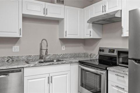 Condominio en alquiler en Temple Terrace, Florida, 2 dormitorios, 89.19 m2 № 1592579 - foto 12