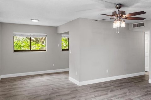 Condominio en alquiler en Temple Terrace, Florida, 2 dormitorios, 89.19 m2 № 1592579 - foto 4