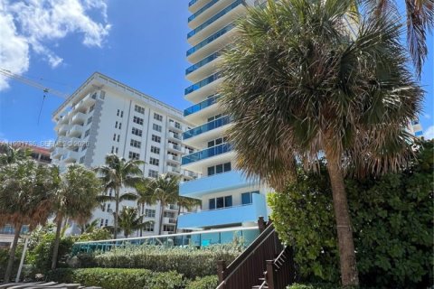 Copropriété à vendre à Surfside, Floride: 1 chambre, 70.33 m2 № 2056871 - photo 28