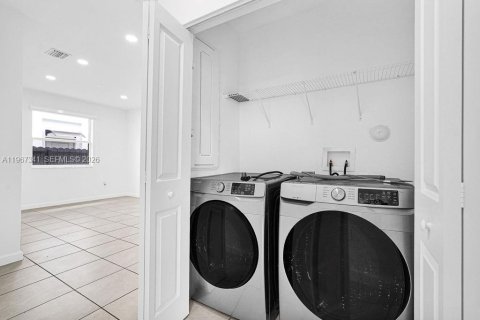 Casa en venta en Miami, Florida, 4 dormitorios, 173.73 m2 № 2029128 - foto 14