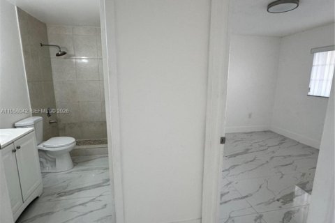 Condo in Hialeah Gardens, Florida, 2 bedrooms  № 2017791 - photo 7