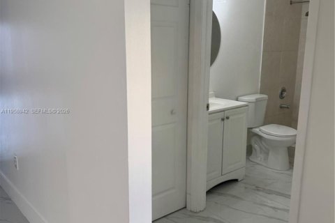 Condo in Hialeah Gardens, Florida, 2 bedrooms  № 2017791 - photo 5
