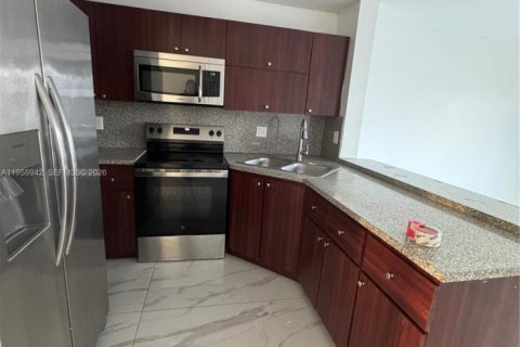 Condo in Hialeah Gardens, Florida, 2 bedrooms  № 2017791 - photo 2