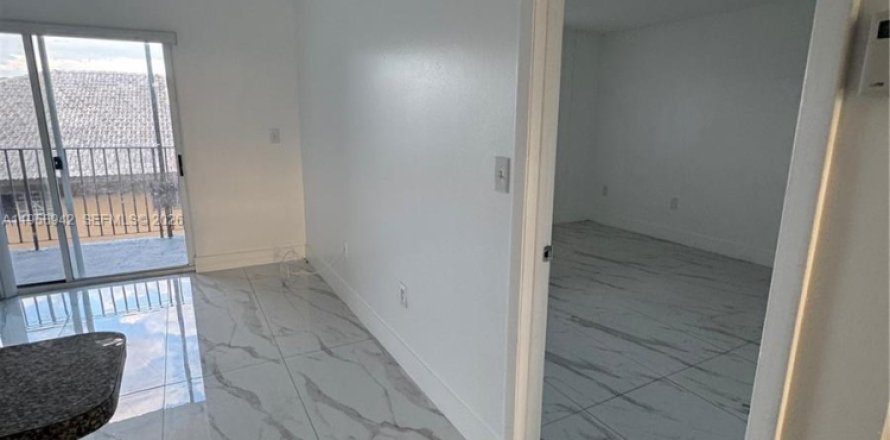 Condo in Hialeah Gardens, Florida, 2 bedrooms  № 2017791