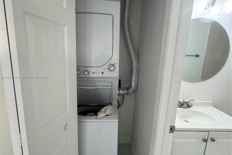 Condo in Hialeah Gardens, Florida, 2 bedrooms  № 2017791 - photo 13
