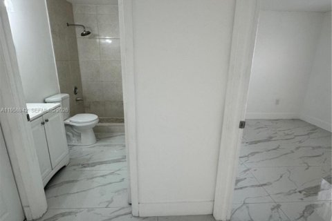 Condo in Hialeah Gardens, Florida, 2 bedrooms  № 2017791 - photo 8