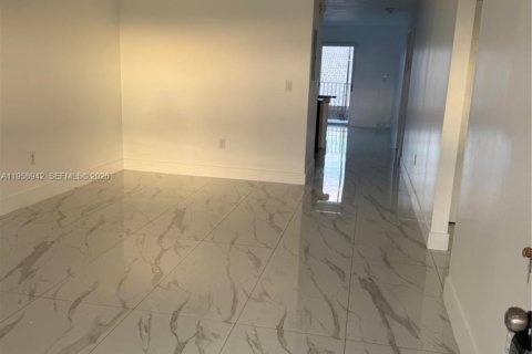 Condo in Hialeah Gardens, Florida, 2 bedrooms  № 2017791 - photo 4