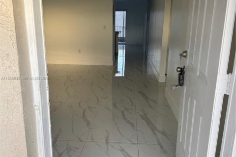 Condo in Hialeah Gardens, Florida, 2 bedrooms  № 2017791 - photo 3