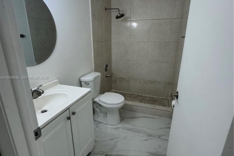 Condo in Hialeah Gardens, Florida, 2 bedrooms  № 2017791 - photo 9