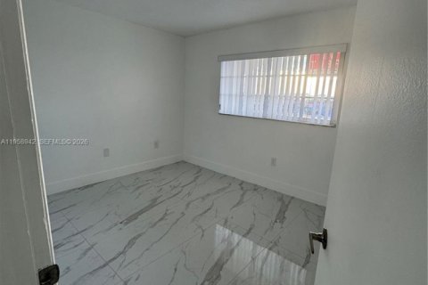 Condo in Hialeah Gardens, Florida, 2 bedrooms  № 2017791 - photo 11