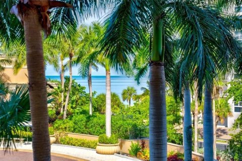 Condo in Sarasota, Florida, 2 bedrooms № 2207495 - photo 9