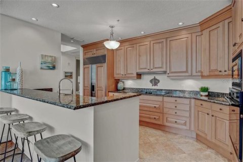 Condo in Sarasota, Florida, 2 bedrooms № 2207495 - photo 12