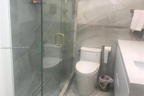 Снять в аренду квартиру в Бэл-Харбор, Флорида 2 спальни, 133.22м2, № 2082462 - фото 5