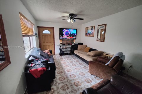 House in Miami, Florida 2 bedrooms, 96.62 sq.m. № 1754128 - photo 15