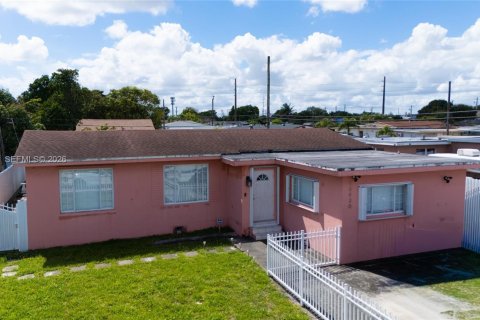 Villa ou maison à vendre à Miami, Floride: 4 chambres, 173.54 m2 № 2063461 - photo 2
