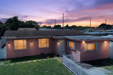 Villa ou maison à Miami, Floride 4 chambres, 173.54 m2 № 2063461