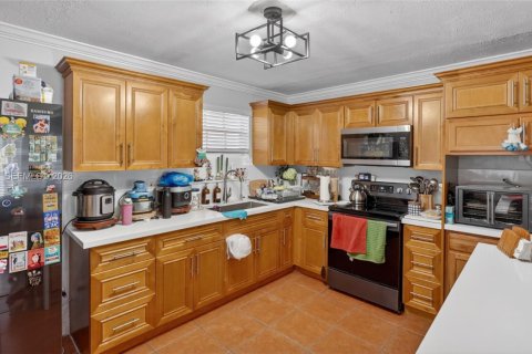 Villa ou maison à vendre à Miami, Floride: 4 chambres, 173.54 m2 № 2063461 - photo 12