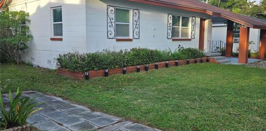 House in Clearwater, Florida 3 bedrooms, 97.92 sq.m. № 2431657