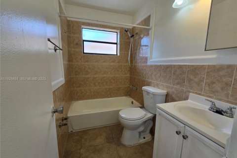 Villa ou maison à louer à Miami, Floride: 65.03 m2 № 1987160 - photo 5