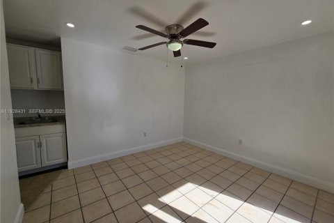 Villa ou maison à louer à Miami, Floride: 65.03 m2 № 1987160 - photo 3