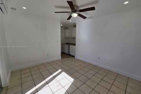 Villa ou maison à louer à Miami, Floride: 65.03 m2 № 1987160 - photo 2