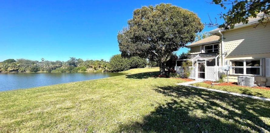 Townhouse in Boynton Beach, Florida 2 bedrooms, 127.65 sq.m. № 2069212