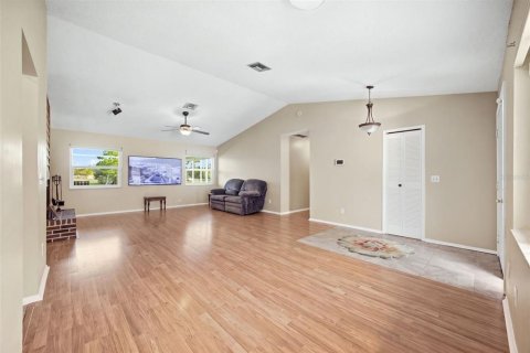House in Casselberry, Florida 4 bedrooms, 165.55 sq.m. № 2391605 - photo 10
