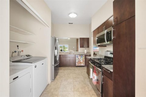 House in Casselberry, Florida 4 bedrooms, 165.55 sq.m. № 2391605 - photo 19