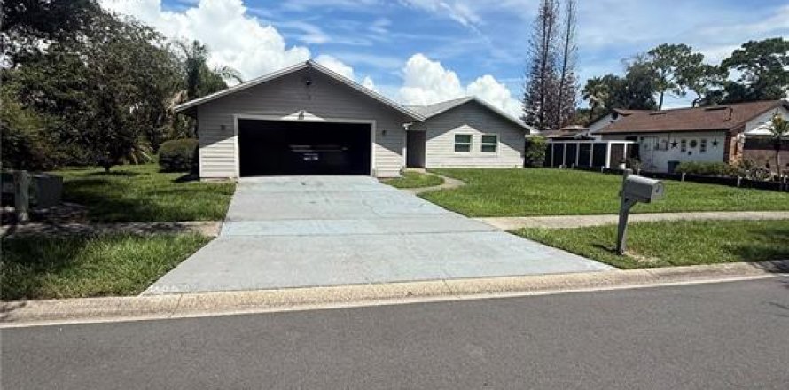 House in Casselberry, Florida 4 bedrooms, 165.55 sq.m. № 2391605