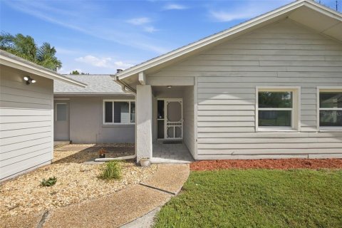 House in Casselberry, Florida 4 bedrooms, 165.55 sq.m. № 2391605 - photo 4