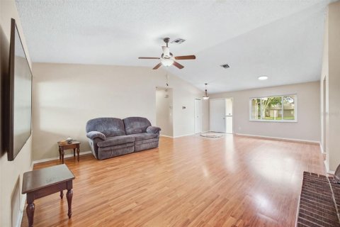 House in Casselberry, Florida 4 bedrooms, 165.55 sq.m. № 2391605 - photo 13