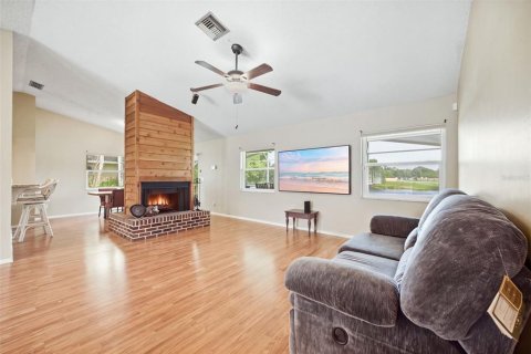 House in Casselberry, Florida 4 bedrooms, 165.55 sq.m. № 2391605 - photo 12