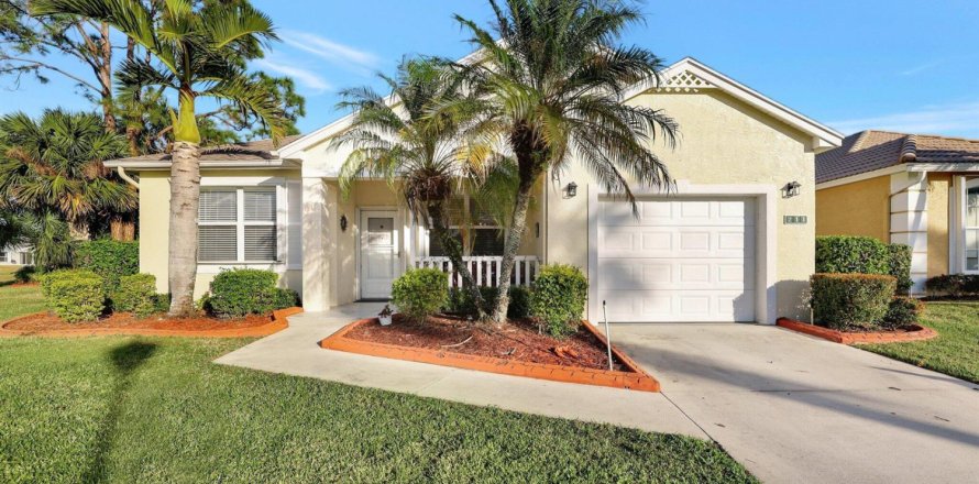 House in Port St. Lucie, Florida 2 bedrooms, 132.85 sq.m. № 2147166