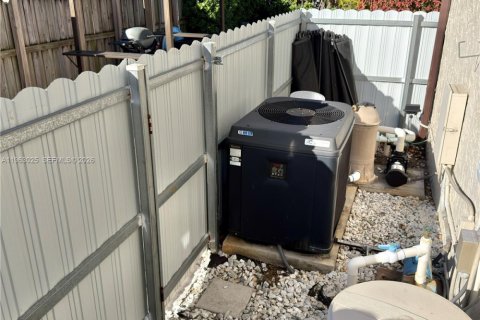 Villa ou maison à vendre à Pembroke Pines, Floride: 3 chambres, 143.35 m2 № 2025273 - photo 11