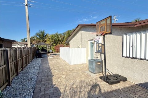 Villa ou maison à vendre à Pembroke Pines, Floride: 3 chambres, 143.35 m2 № 2025273 - photo 9