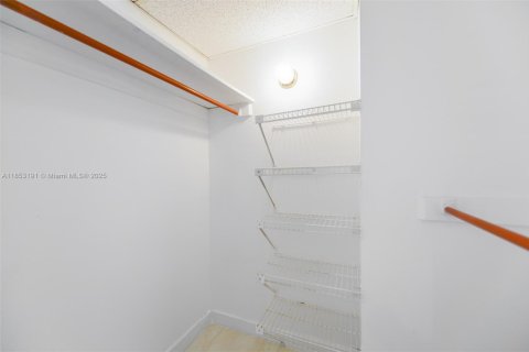 Copropriété à vendre à Hallandale Beach, Floride: 2 chambres, 124.49 m2 № 1877744 - photo 2