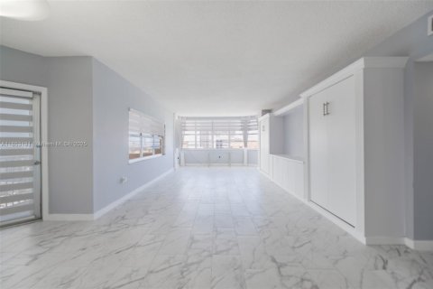 Copropriété à vendre à Hallandale Beach, Floride: 2 chambres, 124.49 m2 № 1877744 - photo 13