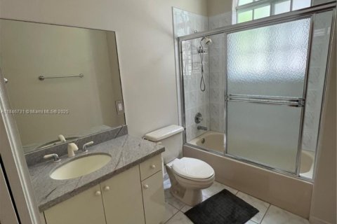 House in Miami Lakes, Florida 3 bedrooms, 215.35 sq.m. № 1846256 - photo 9