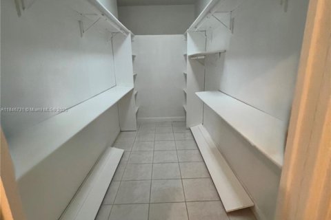 House in Miami Lakes, Florida 3 bedrooms, 215.35 sq.m. № 1846256 - photo 7