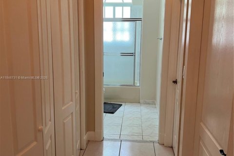 House in Miami Lakes, Florida 3 bedrooms, 215.35 sq.m. № 1846256 - photo 8